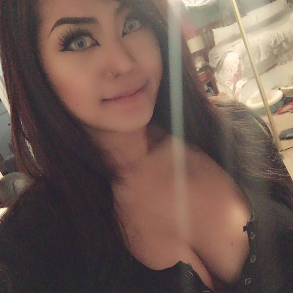 Meet your Posher, Deedee